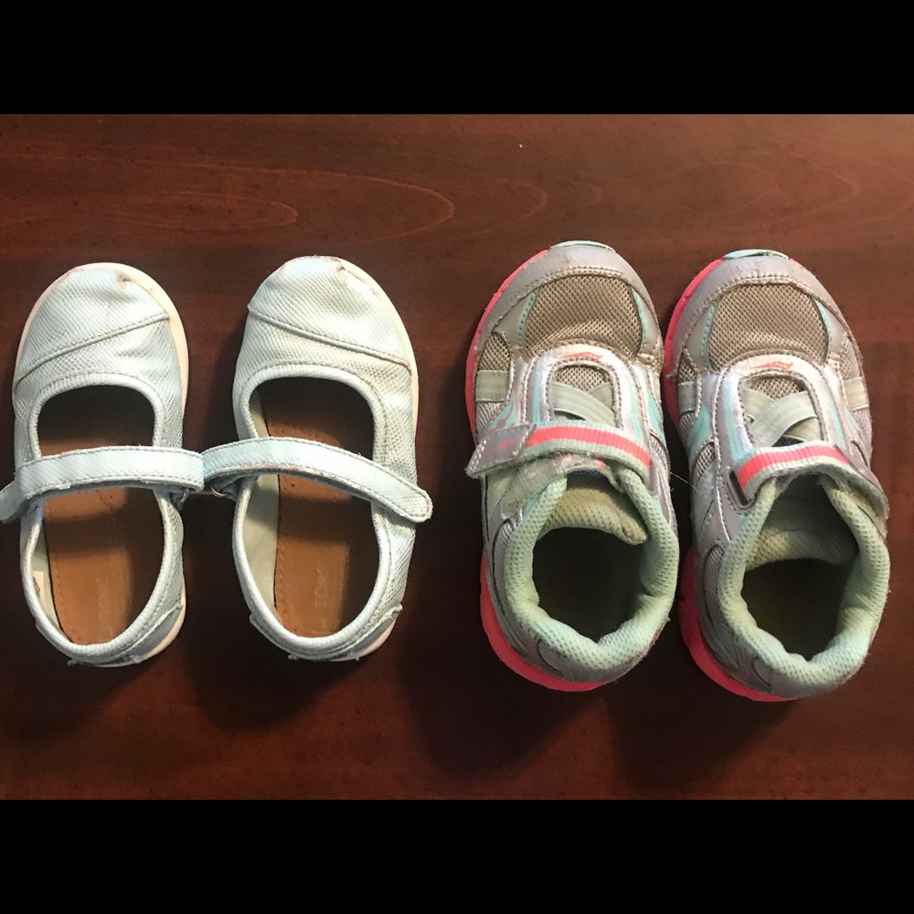 Two pair bundle of girl’s shoes—Toms and Saucony